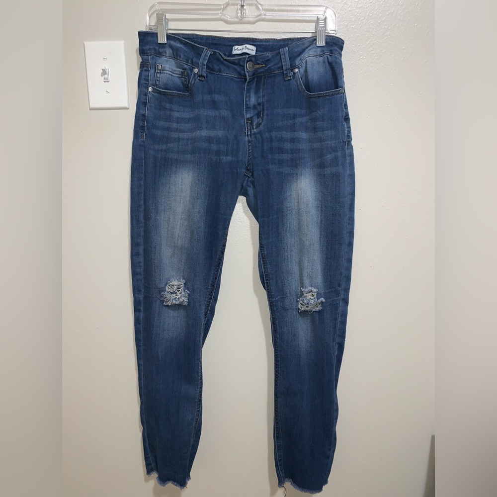 Salvaje Denim Juniors High/Mid Rise Skinny Blue Jeans. Size 9. Has frayed knees